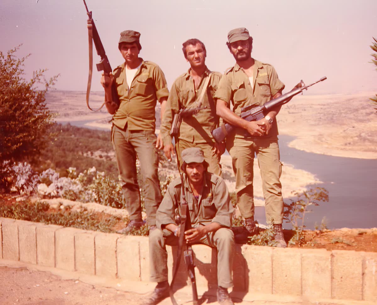 תמונה מקורית של שמוליק עם חברי הצבא
